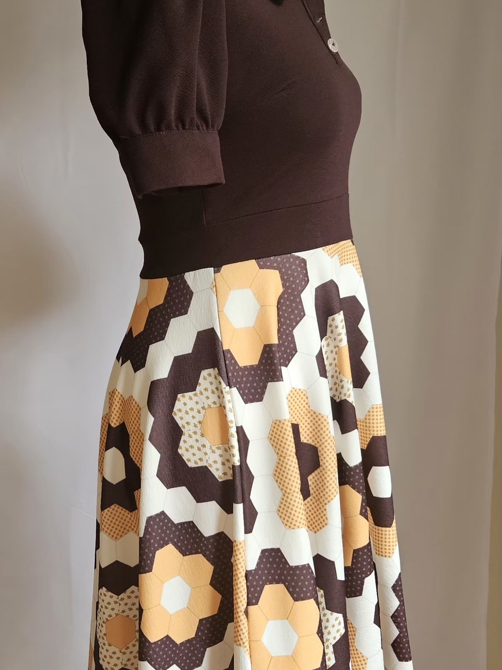 ​Smak Parlour Retro 70s Honeybee Mod Dress Brown Hexagon Honeycomb Flare Small - Picture 4 of 16